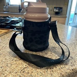 NWT. Hydrojug 32oz